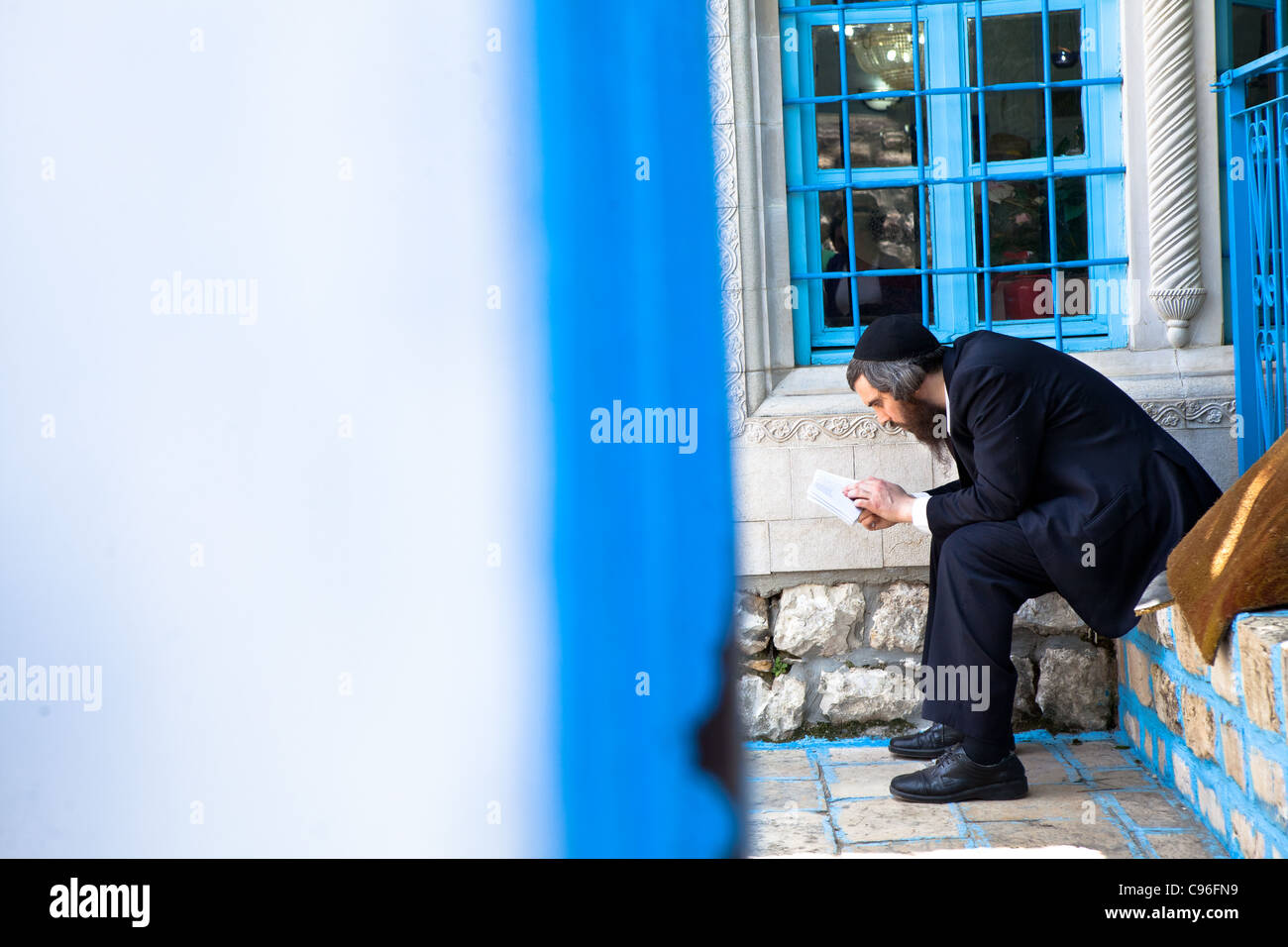 L'uomo studiando un libro religioso in Sinagoga Abuhav - Safed, Israele Foto Stock