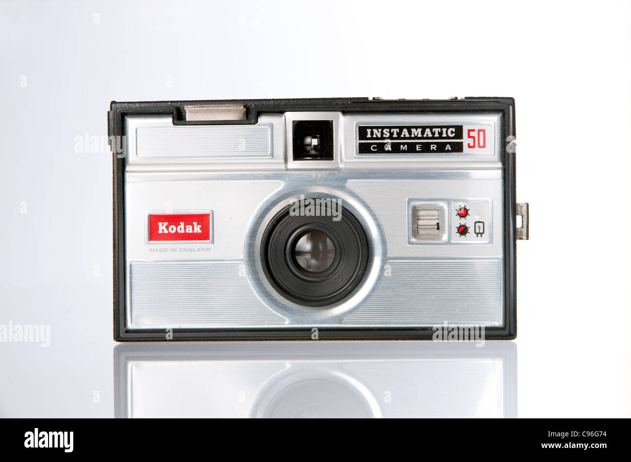 A partire dagli anni settanta kodak instamatic 126 telecamere da film fotografati contro uno sfondo bianco Foto Stock