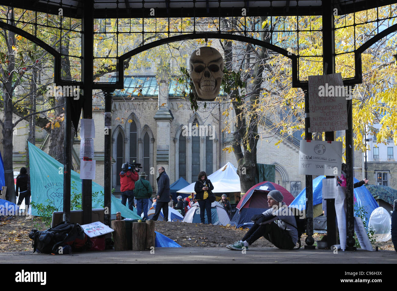 Mattina di Novembre 15, 2011, la occupano Toronto protesta tenda Camp a St James Park e un mese a. Questa mattina i manifestanti hanno servito le comunicazioni di sfratto chiedendo loro di lasciare il parco dalle 12:01am Novembre 16, 2011. Foto Stock