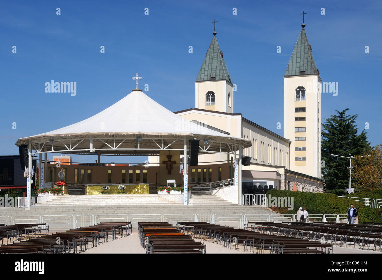 La Chiesa di San Giacomo, con palco e posti a sedere per aprire le masse d'aria, a Međugorje, Herzegovina-Neretva, Bosnia Erzegovina Foto Stock