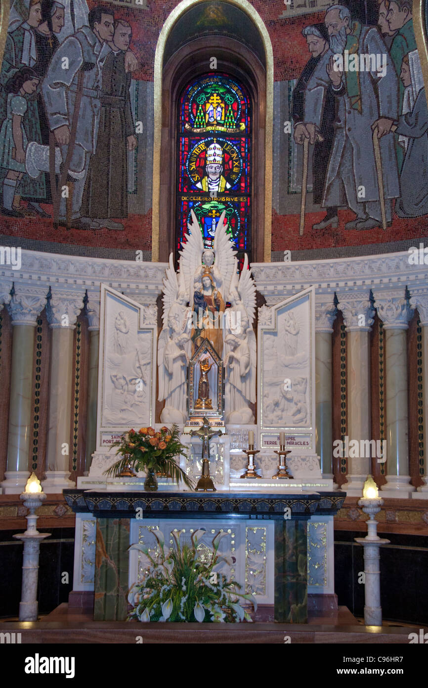 Cappella principale alla Basilica di Sainte-Anne de Beaupré , 20 miglia sopra Québec City in Quebec, Canada. Foto Stock