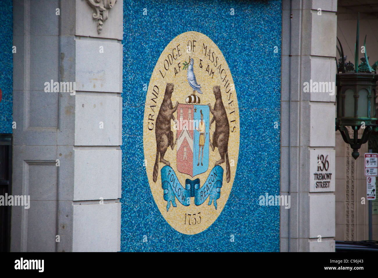 Cartello e logo Grand Lodge nel centro di Boston, Massachusetts, in una giornata di pioggia. Foto Stock