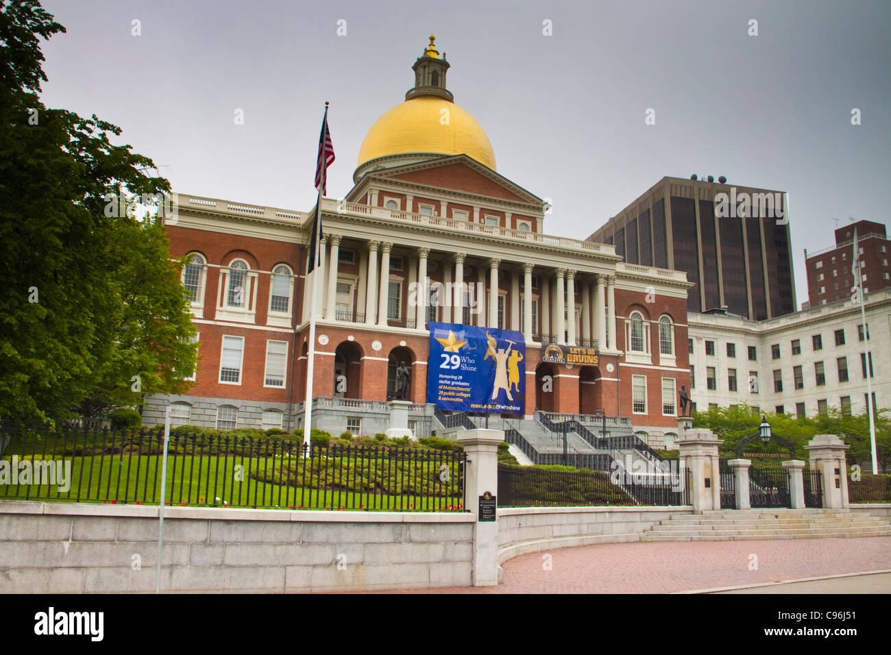 Massachusetts state House nel centro di Boston, Massachusetts, in una giornata piovosa. Foto Stock
