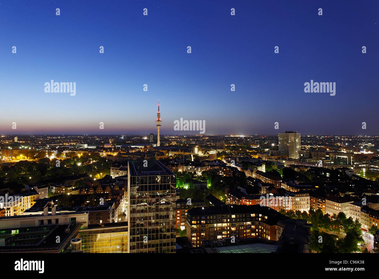 Vista panoramica su Amburgo in serata, città anseatica di Amburgo, Germania, Europa Foto Stock