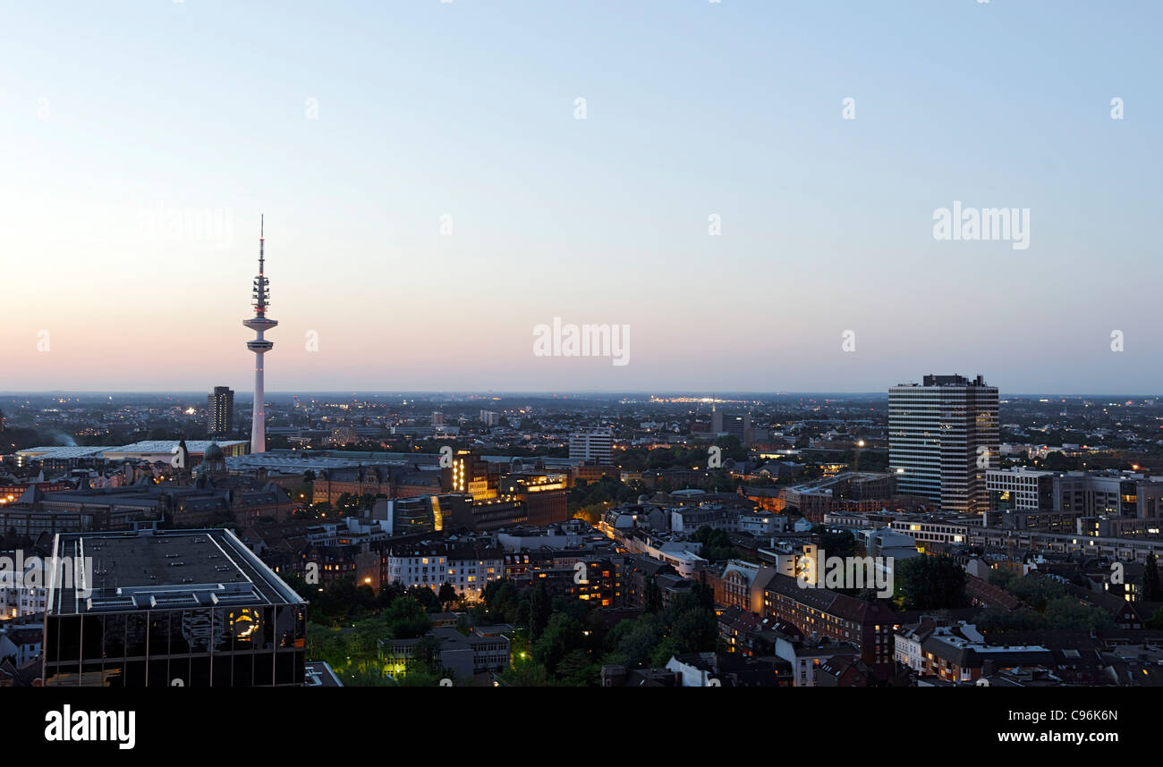 Vista panoramica su Amburgo in serata, città anseatica di Amburgo, Germania, Europa Foto Stock