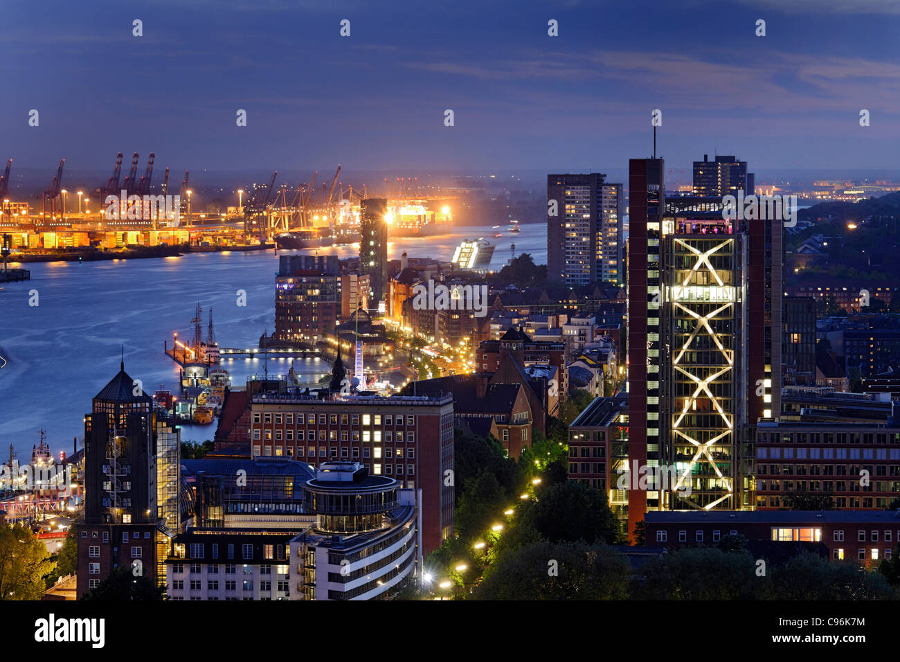 Vista panoramica su Amburgo in serata, città anseatica di Amburgo, Germania, Europa Foto Stock