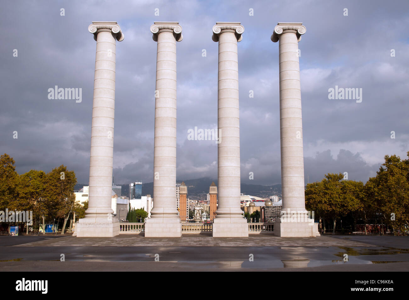 Le quattro colonne sono quattro colonne ioniche originariamente creata da Josep Puig i Cadafalch in Barcellona, Spagna. Foto Stock