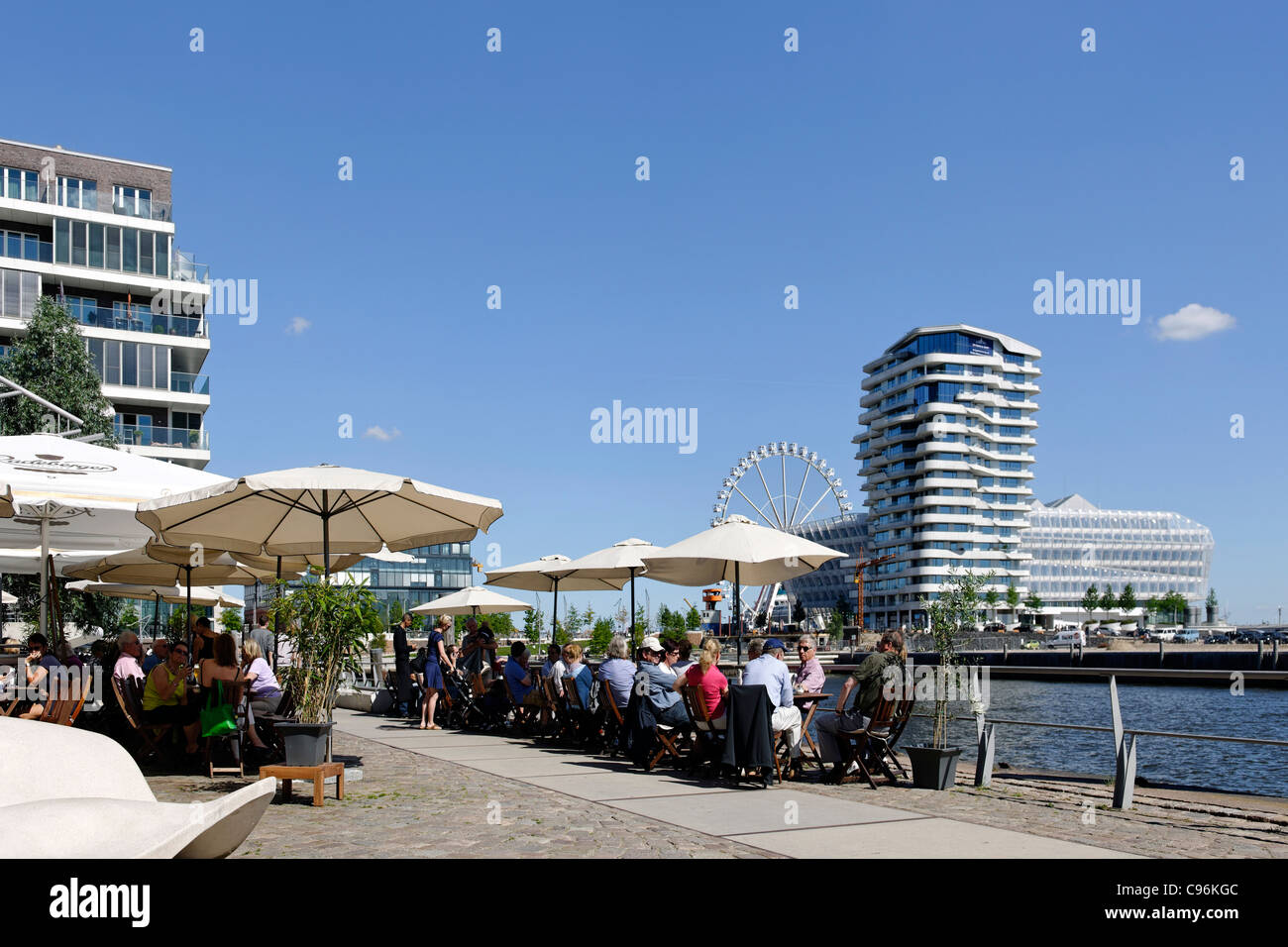 Marco Polo terrazze e Kaiserkai quay, Hafencity di Amburgo, Germania, Europa Foto Stock