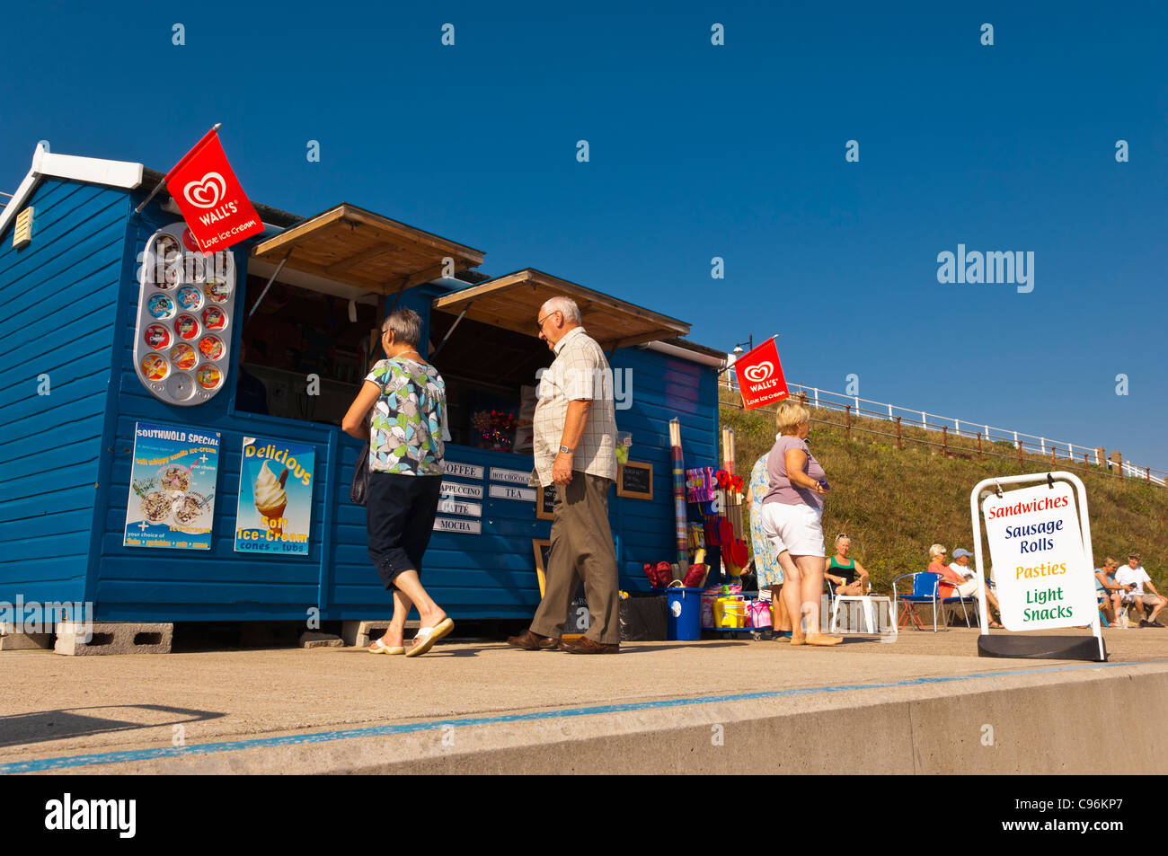 Le persone sul lungomare comprare gelati in Southwold , Suffolk , Inghilterra , Inghilterra , Regno Unito Foto Stock