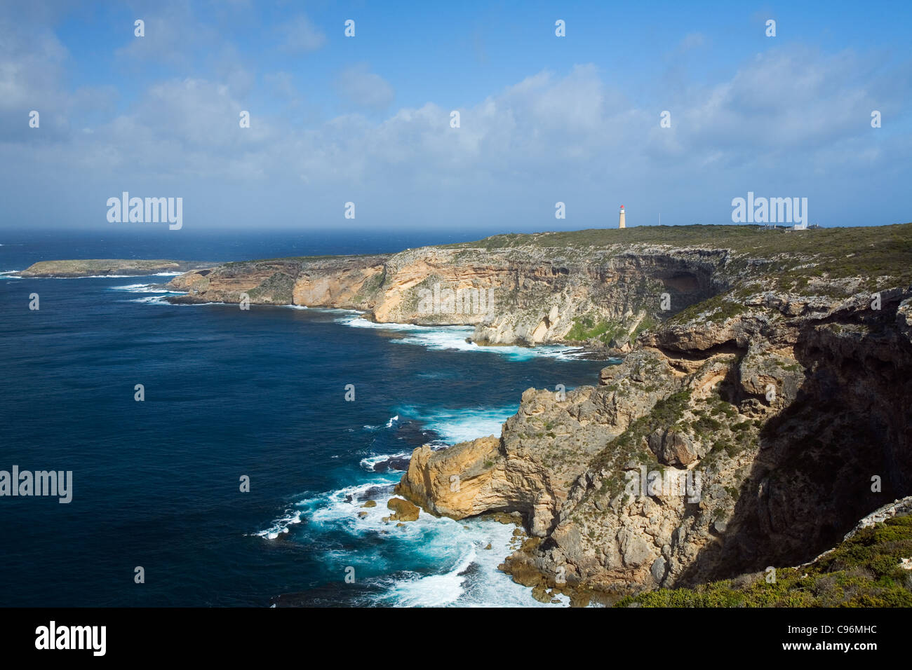 Vista in direzione di Cape du Couedic sulla costa sud. Parco Nazionale di Flinders Chase, Kangaroo Island, South Australia, Australia Foto Stock