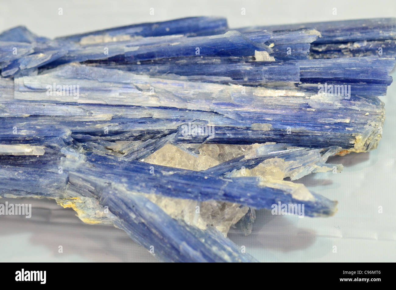 Cianite cristalli, silicato di alluminio Al2SiO5. Foto Stock