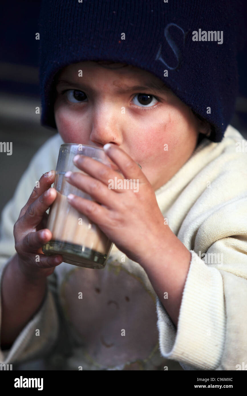 Il nepalese boy bere latte tè Nepal Foto Stock