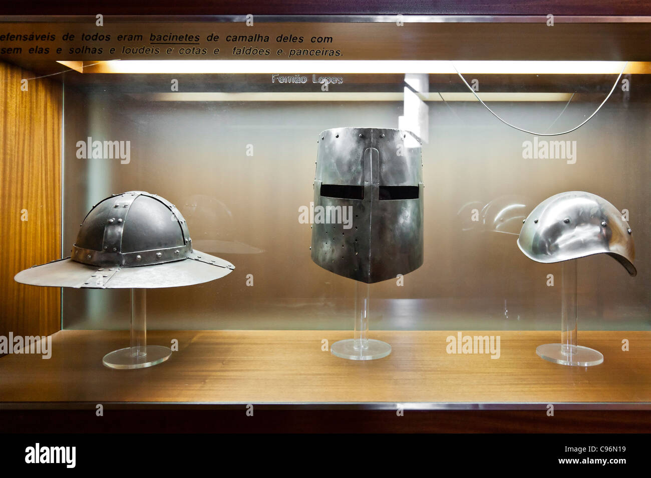 Medieval Helms repliche nel castello di Leiria. Leiria, Portogallo Foto Stock