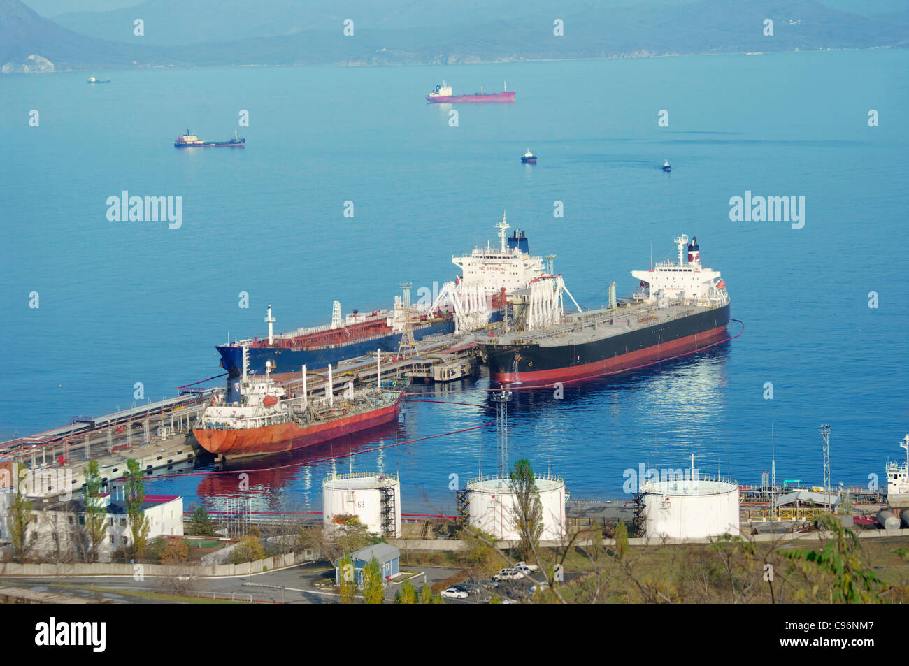 Le petroliere in piedi sotto carico nel porto dell'olio Foto Stock
