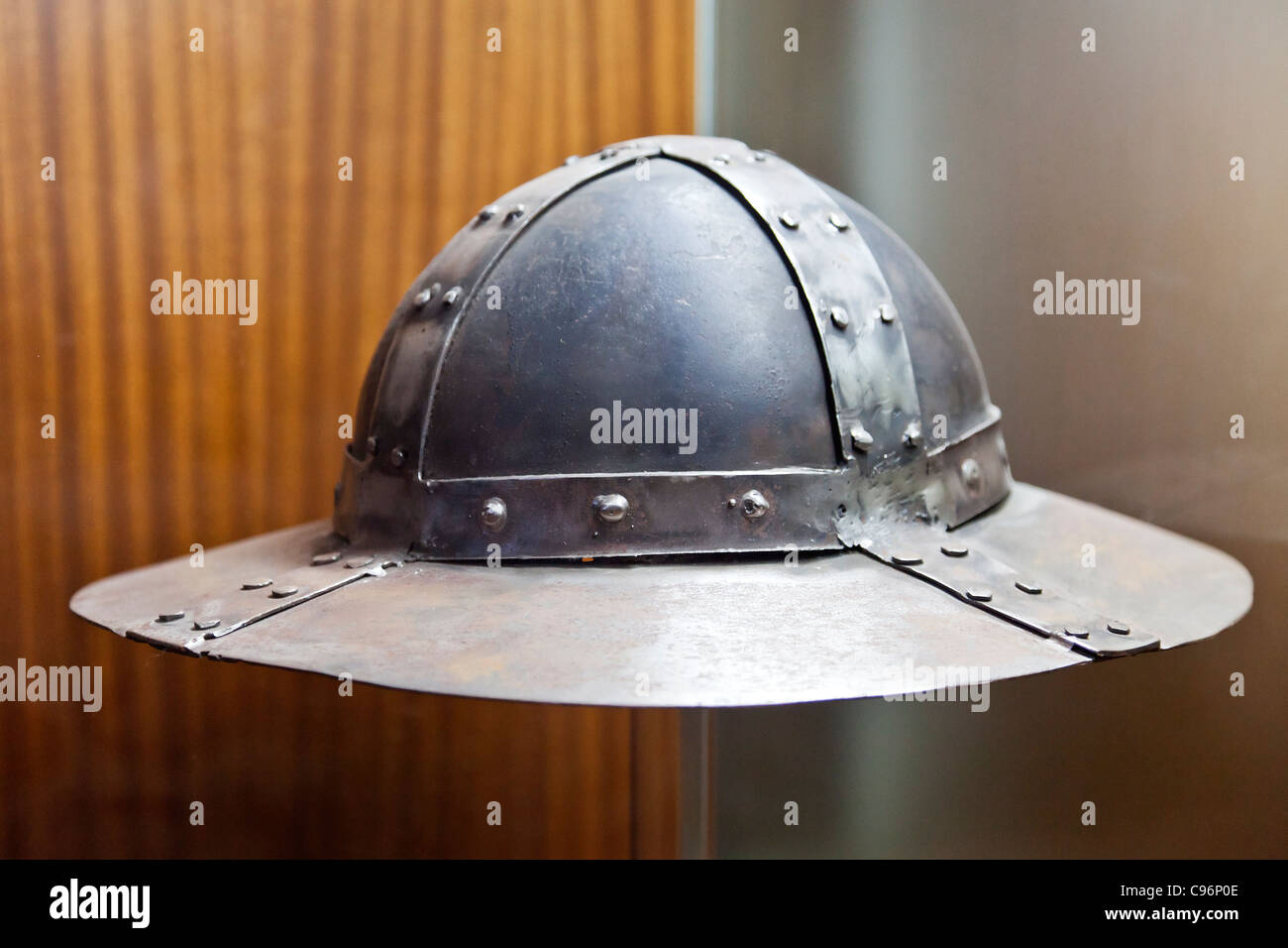 Medieval Helms repliche nel castello di Leiria. Leiria, Portogallo Foto Stock