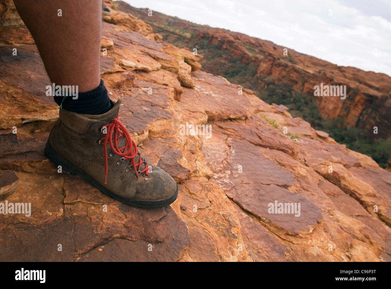 Escursionista presso il Canyon dei Re. Watarrka (Kings Canyon), il Parco Nazionale del Territorio del Nord, l'Australia Foto Stock