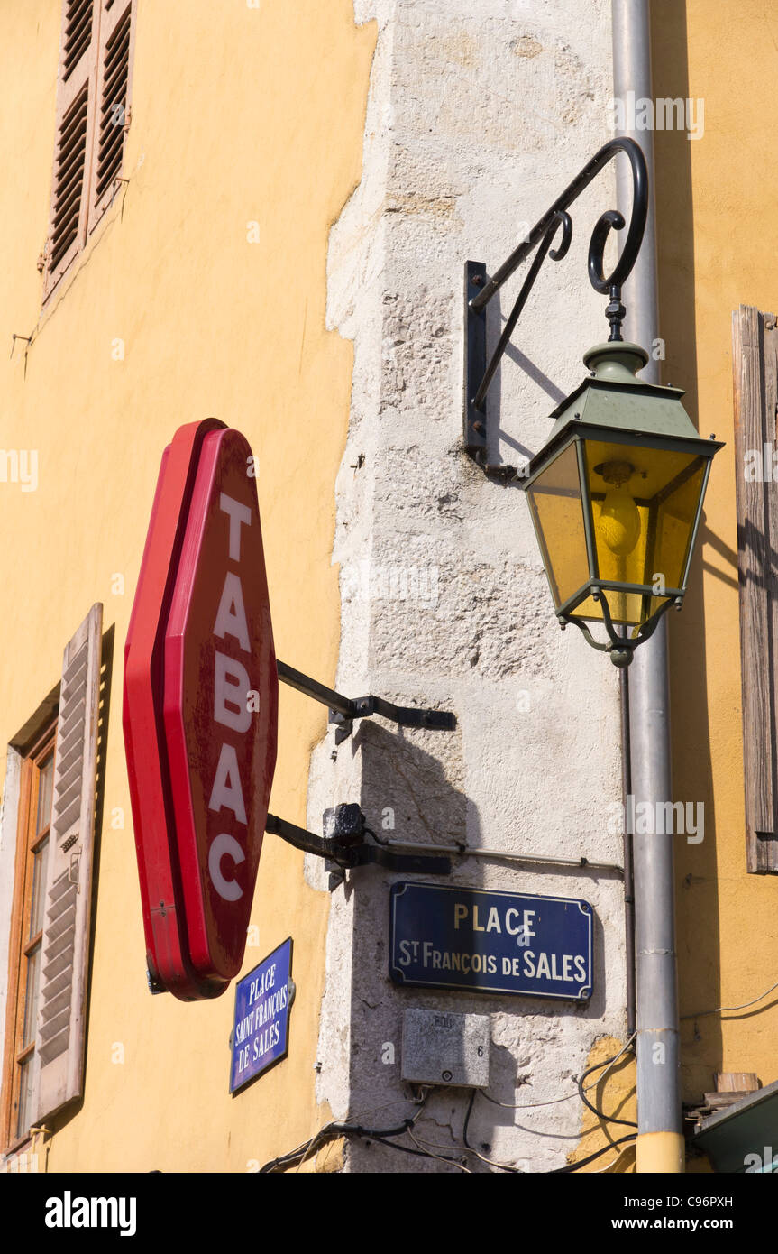 Tabac segno sopra una tabaccheria negozio all'angolo di una strada a Annecy città vecchia Foto Stock
