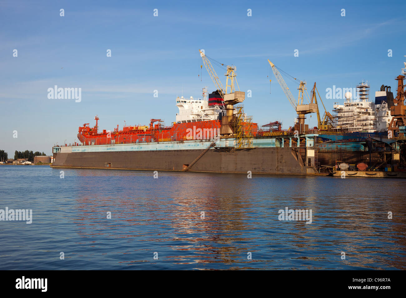 Una grande nave da carico viene rinnovato nel cantiere navale di Gdansk, Polonia. Foto Stock