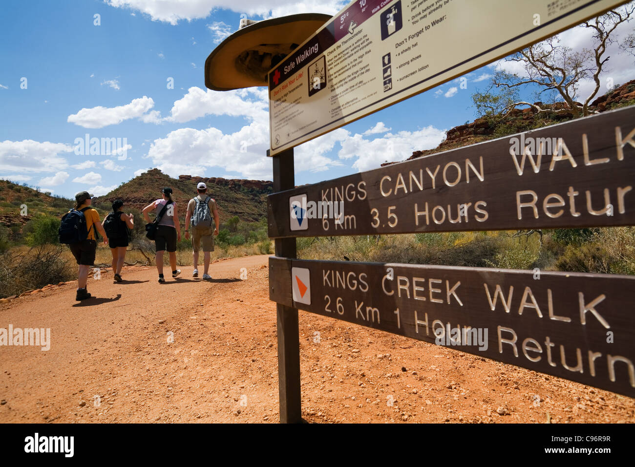 Gli escursionisti sul Kings Canyon a piedi. Watarrka (Kings Canyon), il Parco Nazionale del Territorio del Nord, l'Australia Foto Stock