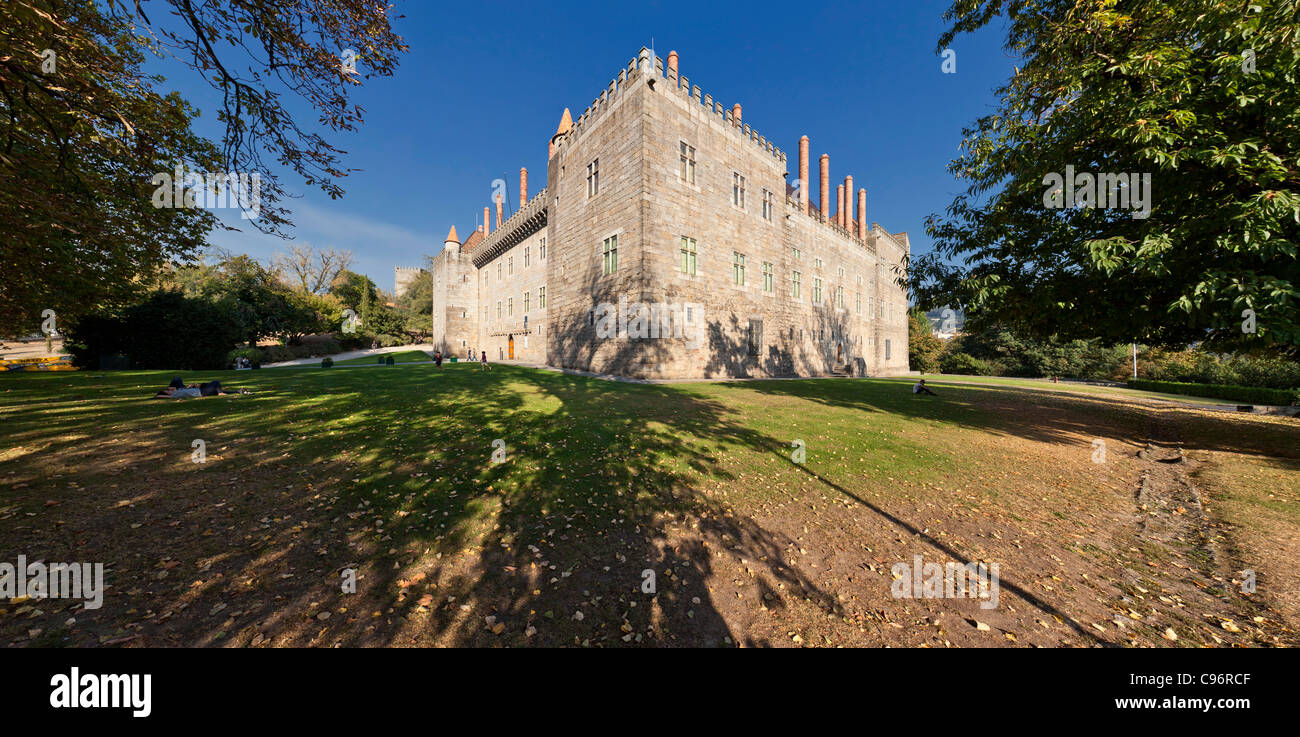 Palazzo del Duques di Bragança, un palazzo medioevale e museo di Guimaraes, Portogallo. Foto Stock