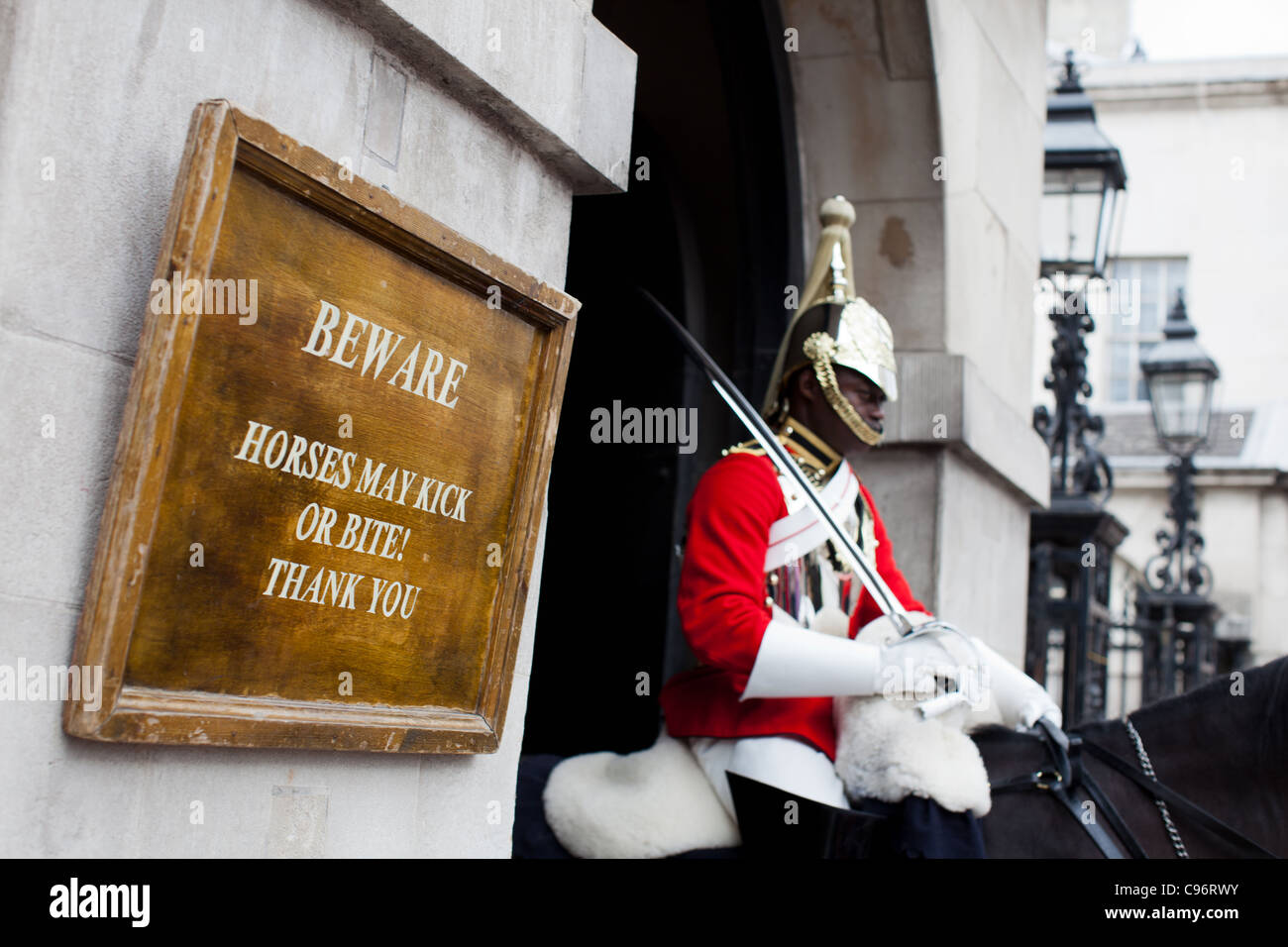 Segnale di avvertimento in prossimità di un cavallo e Regina della Vita soldato di guardia presso la sfilata delle Guardie a Cavallo, Londra Foto Stock