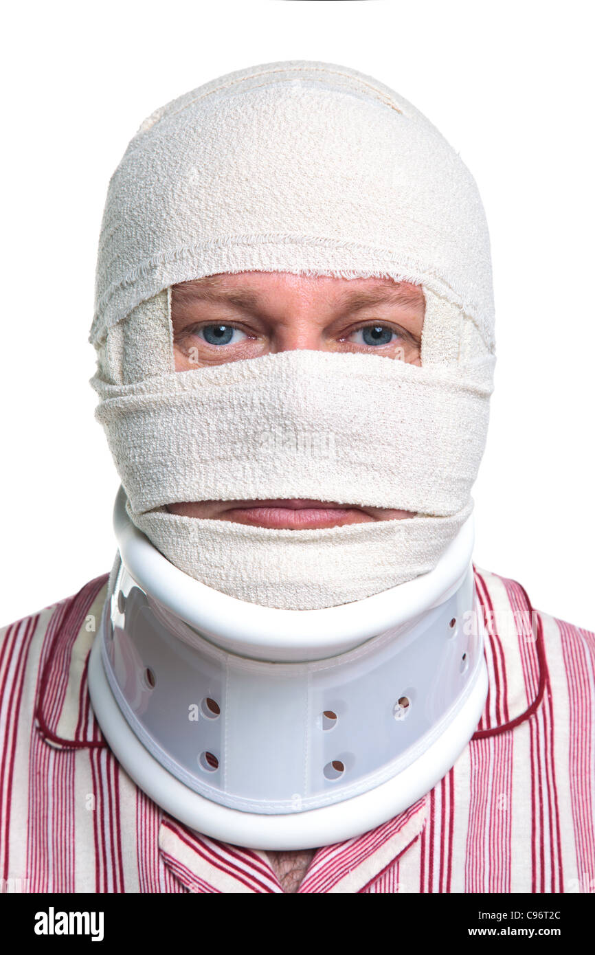 Foto di un uomo ferito con un bendaggio di testa e collo cervicale collare, isolato su uno sfondo bianco. Foto Stock