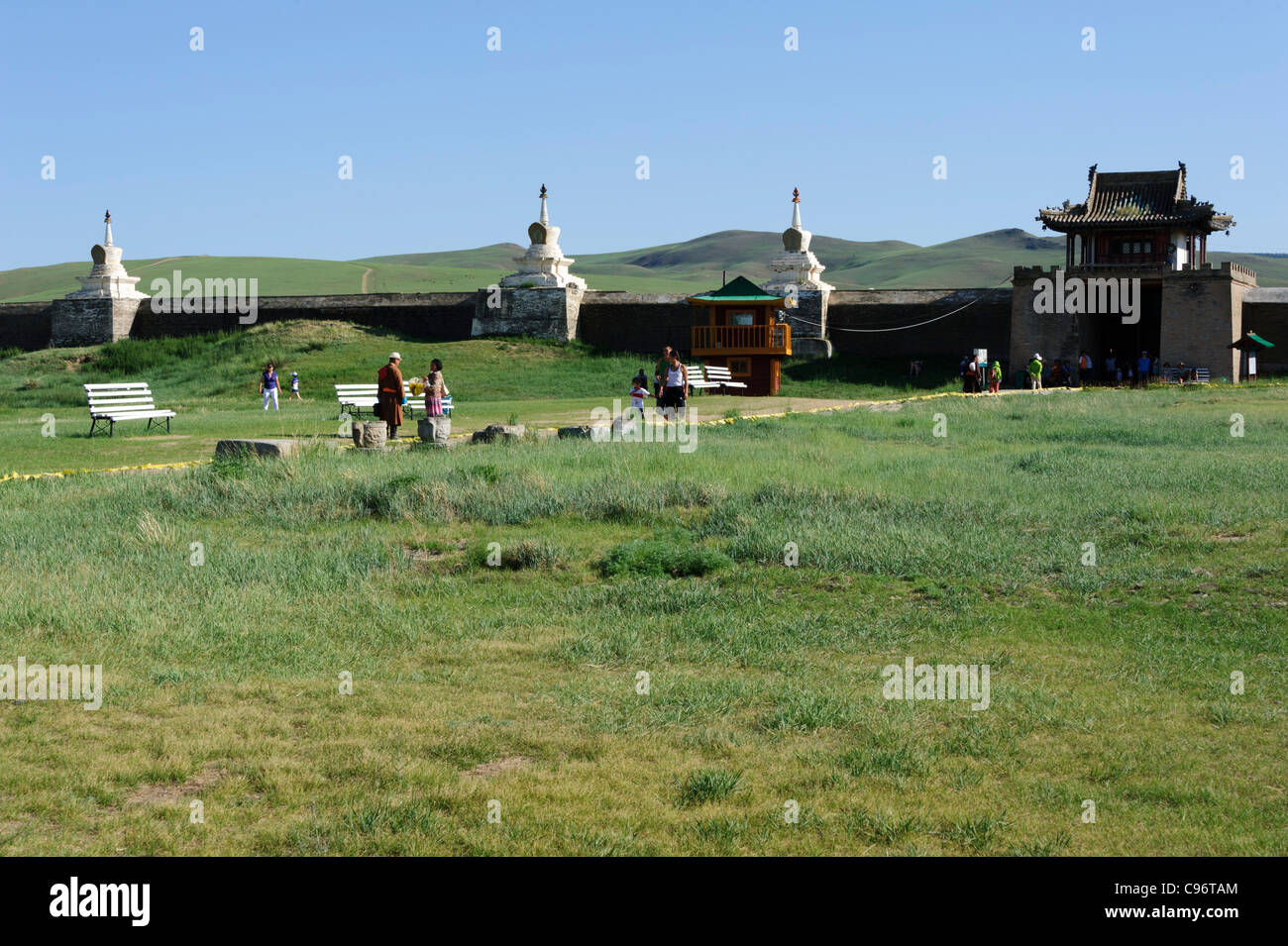 Corte esterna di Erdene Zuu monastero (khiid) Karakorum, Mongolia. Unesco - Sito Patrimonio dell'umanità. Foto Stock