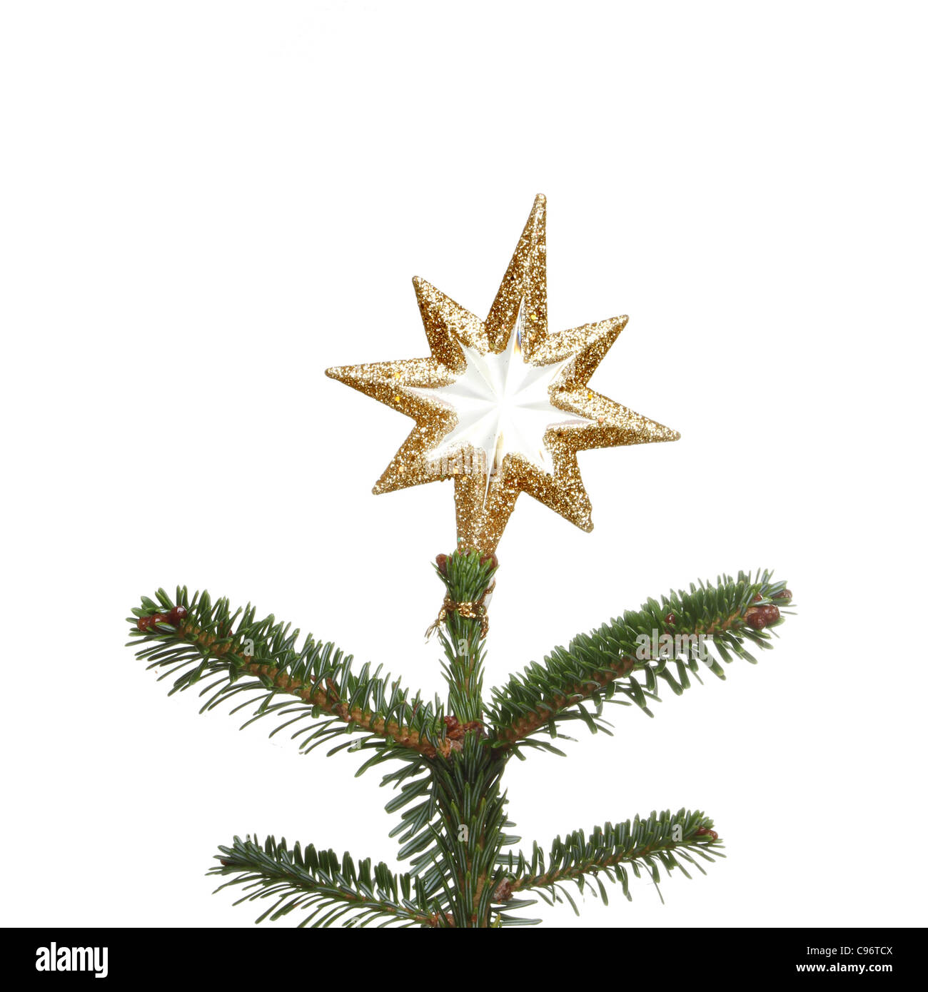Oro glitter star decorazione sulla cima di un albero di Natale isolata contro bianco Foto Stock
