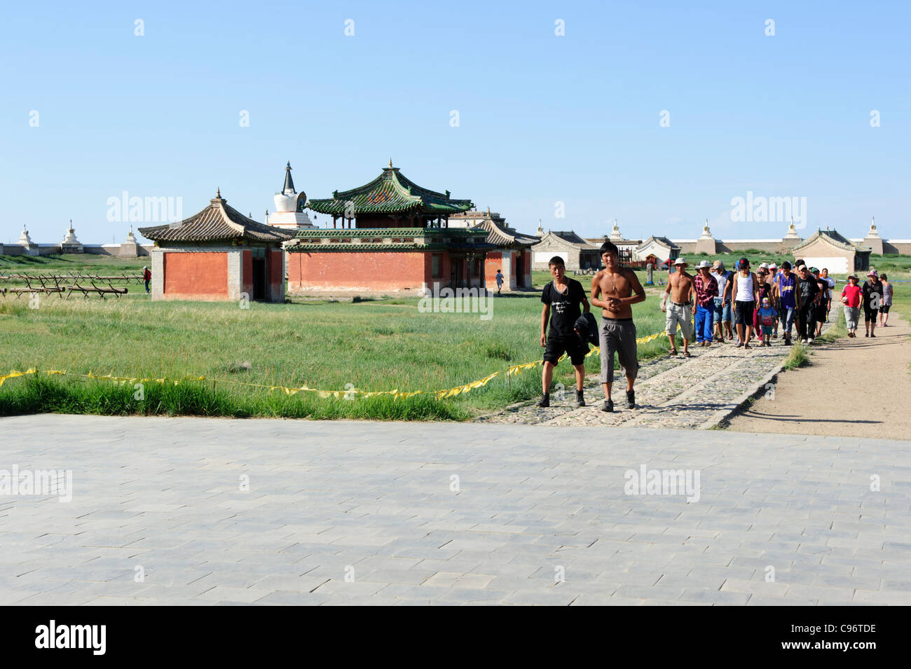 Tourist svisit Erdene Zuu monastero (khiid) Karakorum, Mongolia. Unesco - Sito Patrimonio dell'umanità. Foto Stock