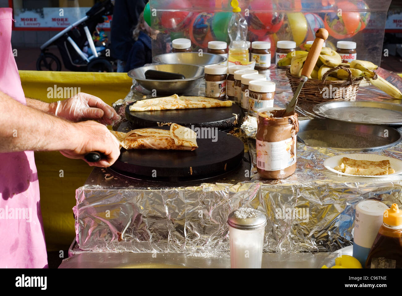 Titolare di stallo rendendo tradizionale crepes francese a un mercato internazionale southsea England Regno Unito Foto Stock