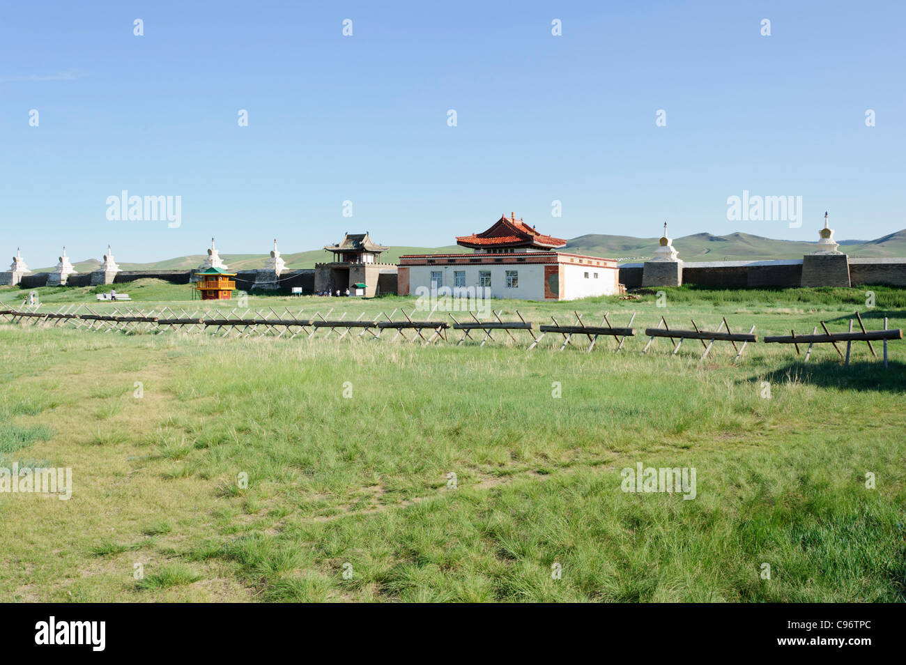 Corte esterna di Erdene Zuu monastero (khiid) Karakorum, Mongolia. Unesco - Sito Patrimonio dell'umanità. Foto Stock