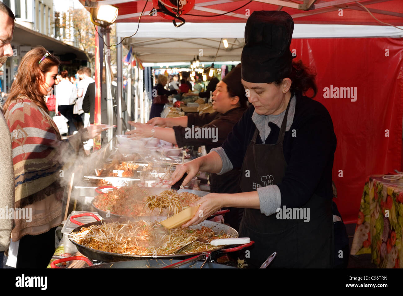 La vendita di tradizionale cucina asiatica in un mercato di strada southsea England Regno Unito Foto Stock