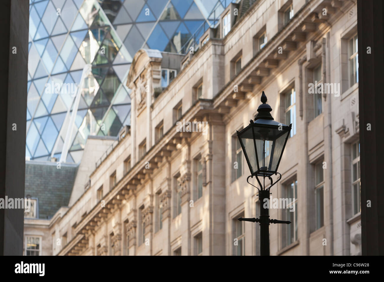 La peste St Helen s posto ferro lampione con il Gherkin dietro, Londra Inghilterra REGNO UNITO Foto Stock