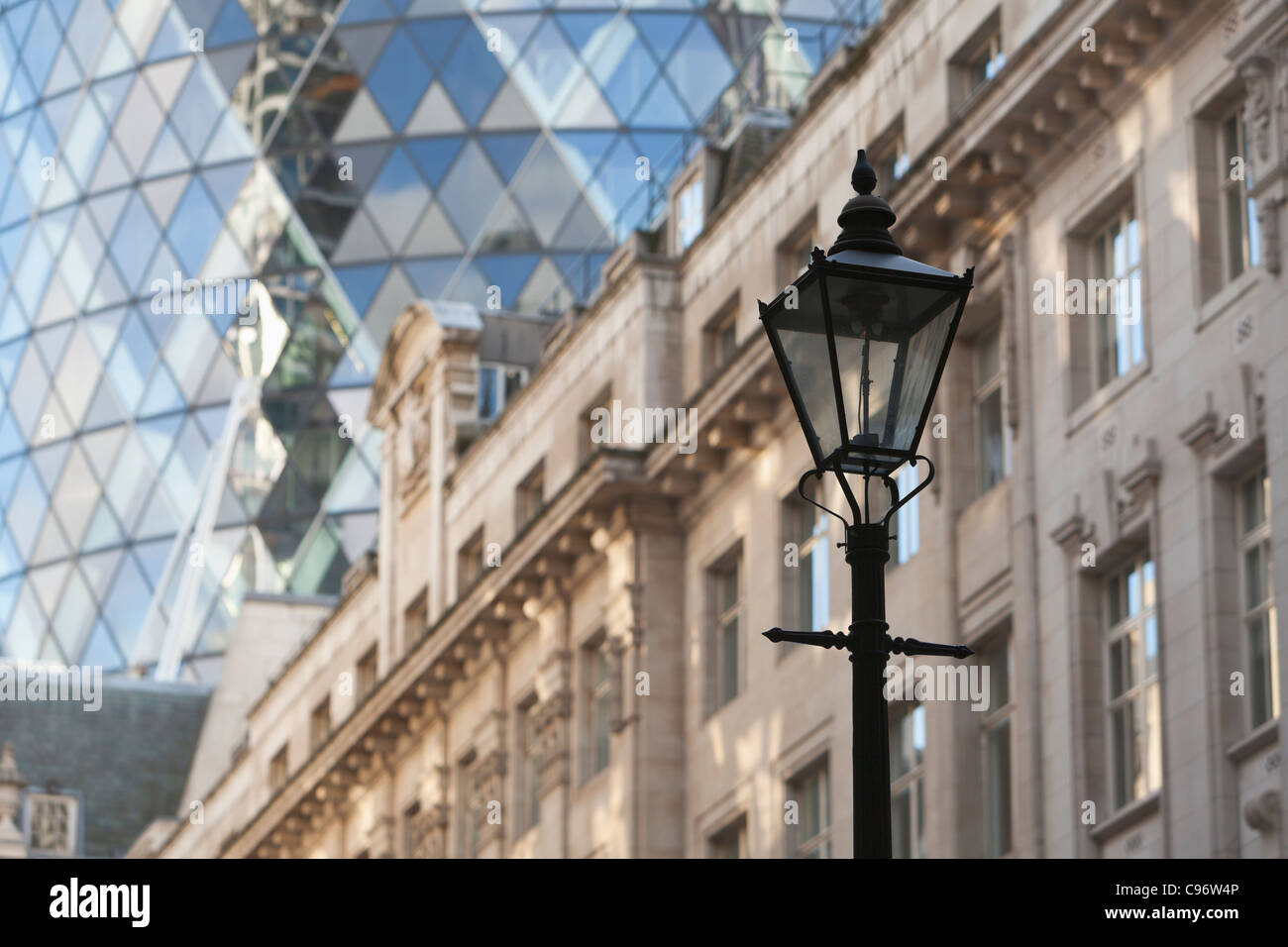 La peste St Helen s posto ferro lampione con il Gherkin dietro, Londra Inghilterra REGNO UNITO Foto Stock