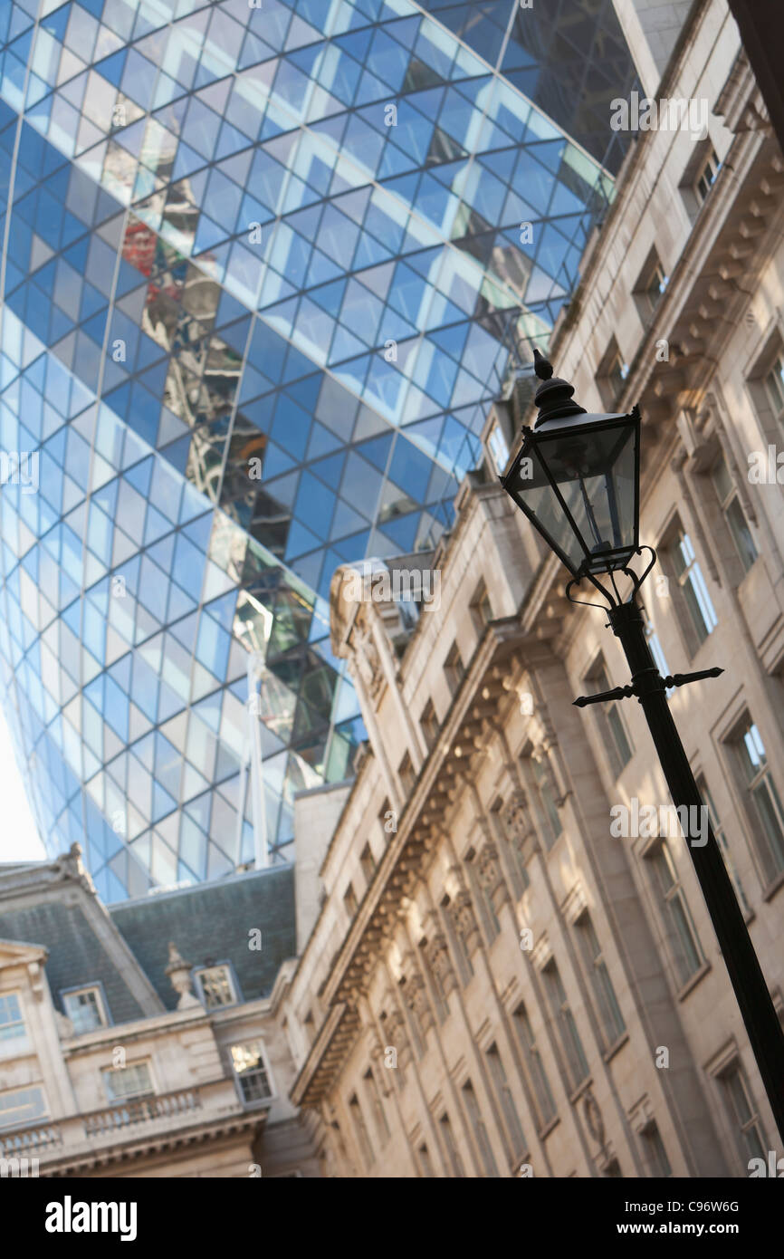 La peste St Helen s posto ferro lampione con il Gherkin dietro, Londra Inghilterra REGNO UNITO Foto Stock