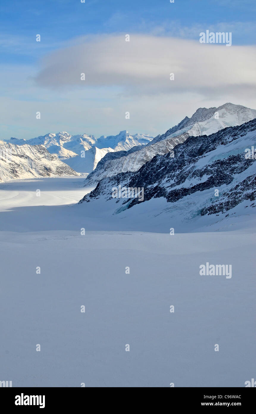 Una vista della espansiva glacer Aletsch, dietro Jungfraujoch, stazione ferroviaria più alta d'Europa. Foto Stock