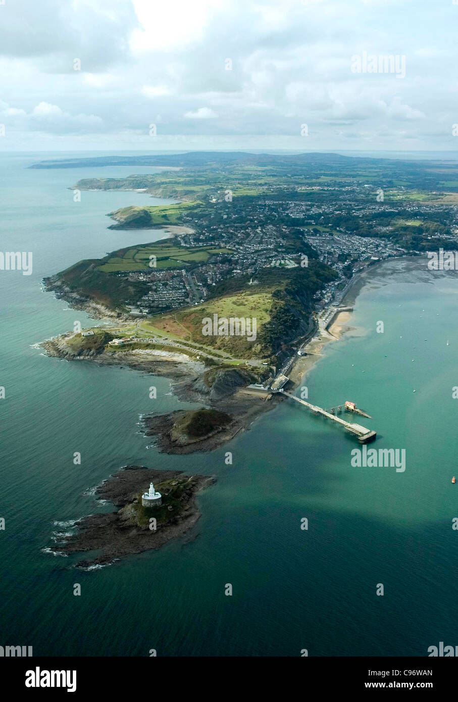 Il piccolo borgo marinaro di Mumbles vicino a Swansea in Galles del Sud con la Mumbles faro e Pier in primo piano. Foto Stock