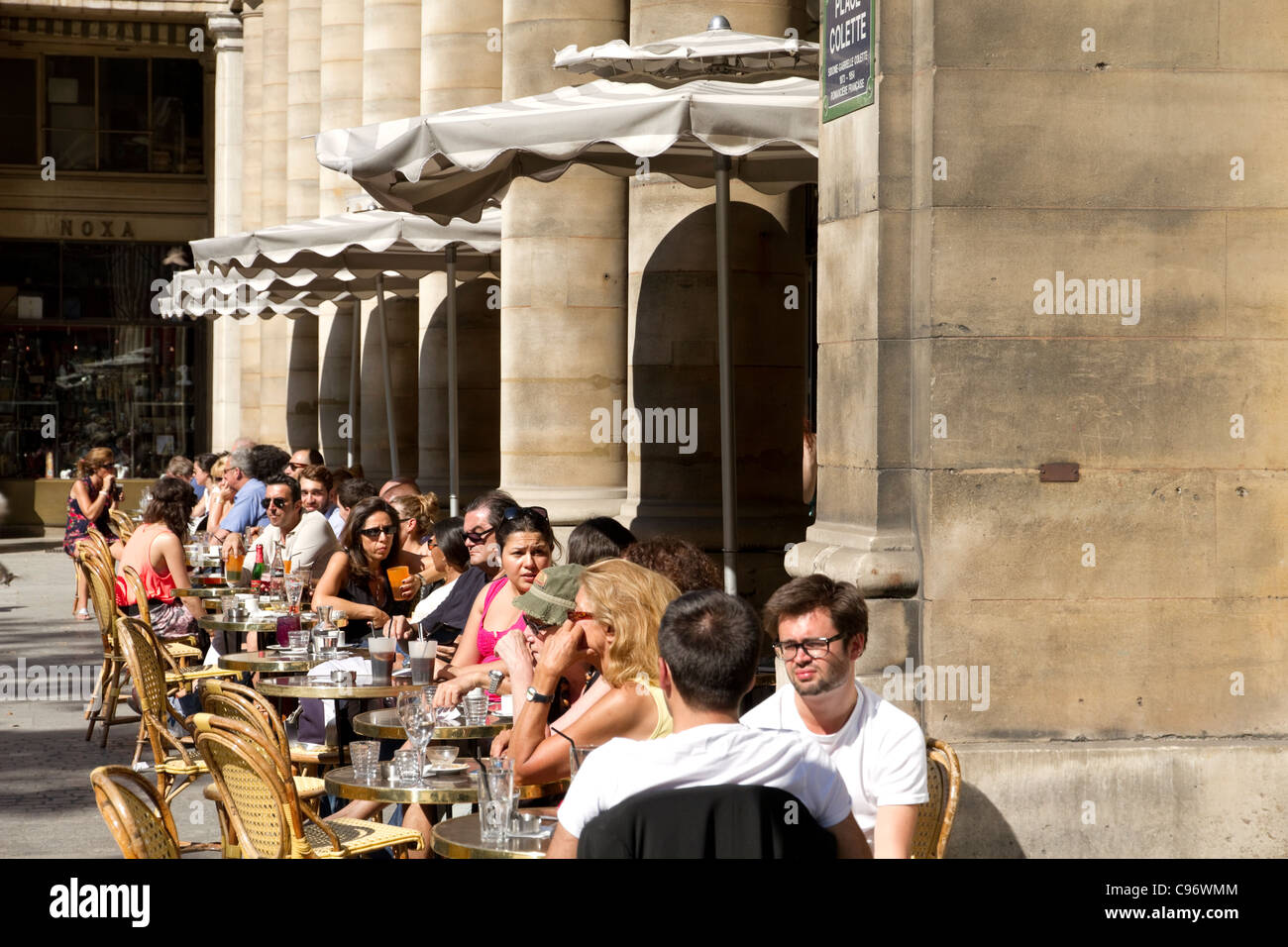 Parigi vicino alla Rue de Rivoli Place Colette e outdoor cafe' sul marciapiede Foto Stock