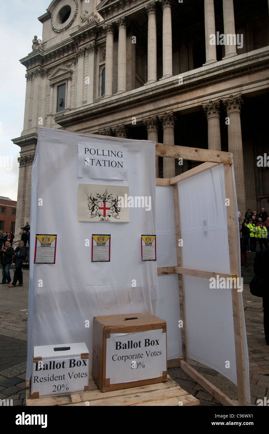 Occupare di Londra. San Paolo .una simulazione di scrutinio booth mostra come i residenti della città di Londra hanno solo il 20% dei voti Foto Stock