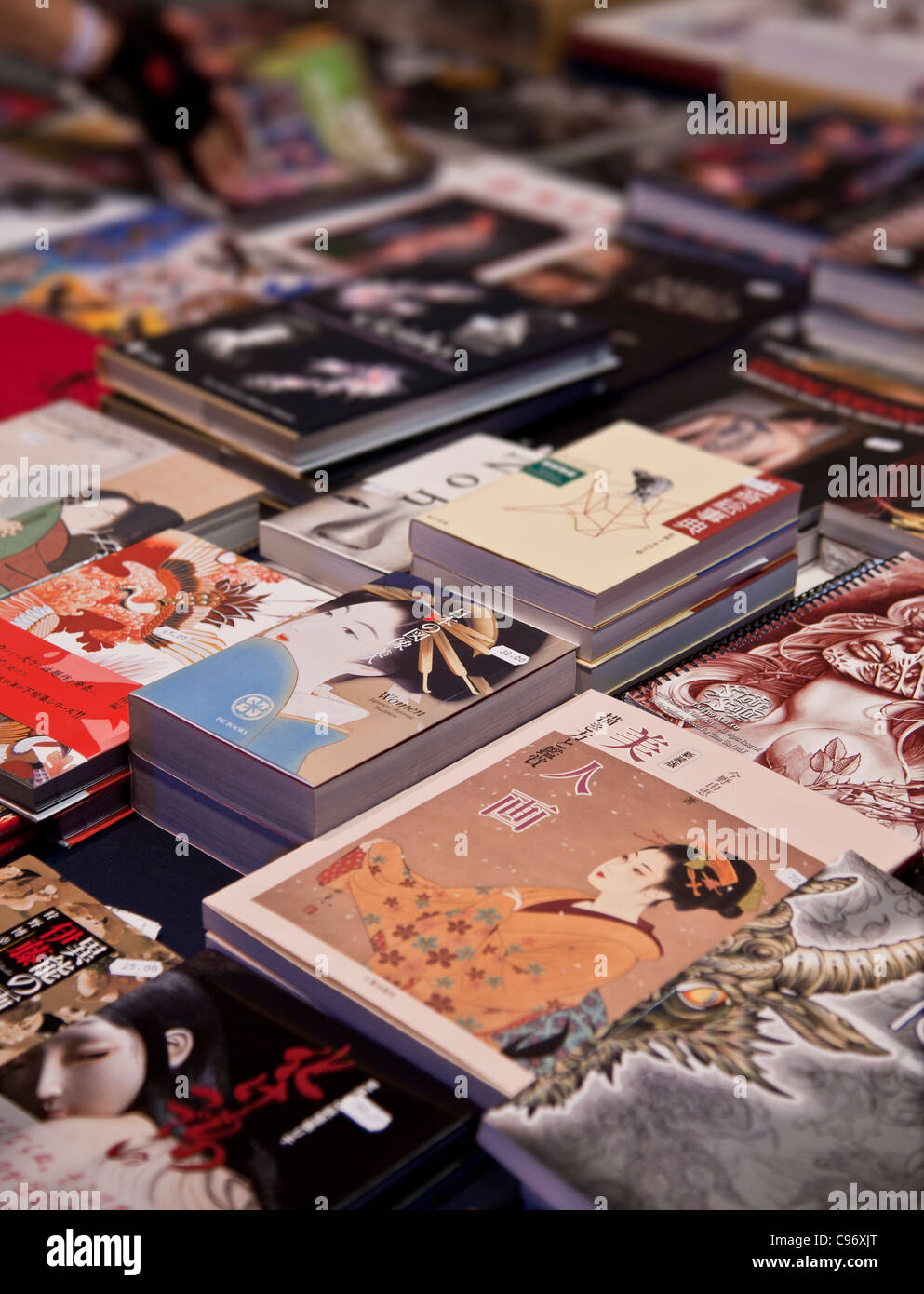 Close up dettaglio di pile di giapponese tattoo art libri e riviste Foto Stock