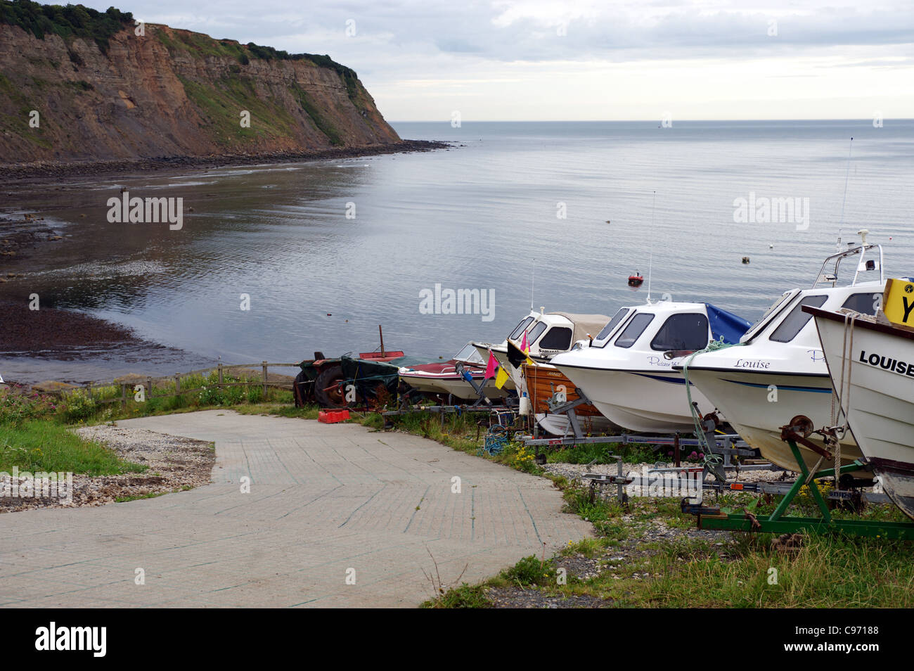 La costa dello Yorkshire, con barche su una ripida costa, con discesa a mare a Robin Hood's Bay, England, Regno Unito Foto Stock