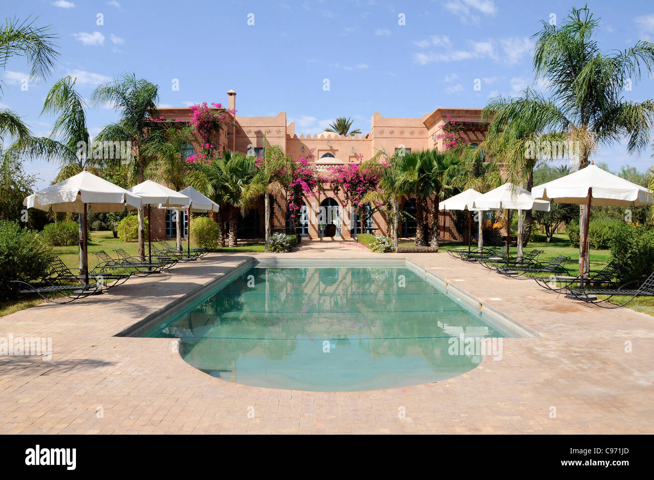 Un riad la Palmeraie distretto di Marrakesh, Marocco. " Riads' sono grandiosa villa o un palazzo con grande giardino o cortili. Foto Stock