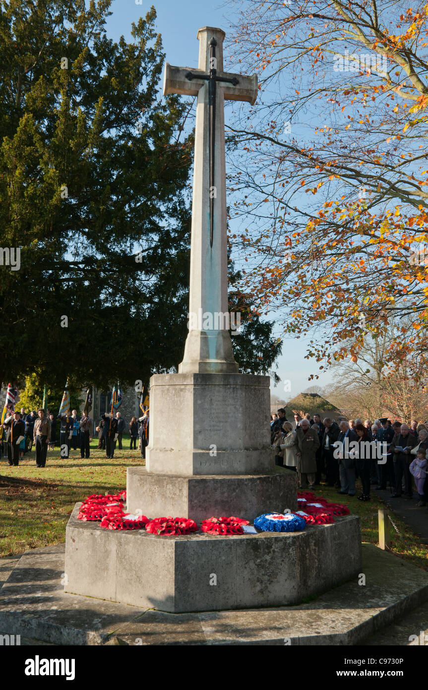 Giorno del Ricordo il papavero ghirlande su un memoriale di guerra nei giardini della chiesa di San Lorenzo abbots langley herts UK Foto Stock