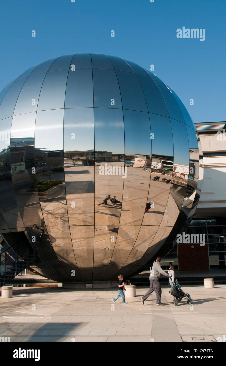 Il porto di Bristol sviluppo sfera dello specchio lucente in Millennium Square Foto Stock