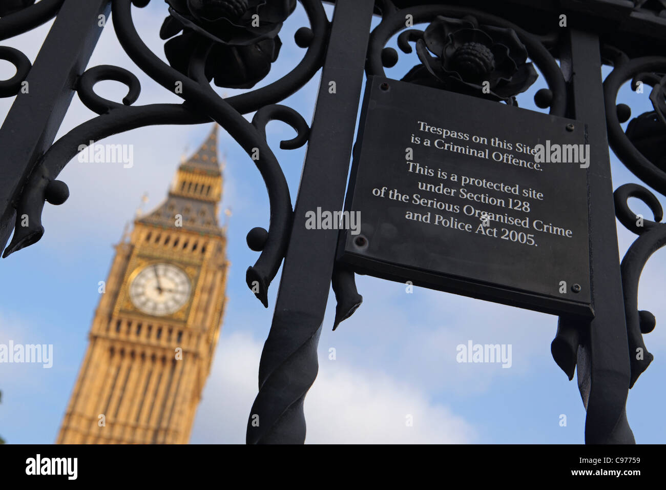 Lettura del segno "intrusione su questo sito è un reato penale", il Big Ben, la Casa del Parlamento, Westminster, London, Regno Unito Foto Stock