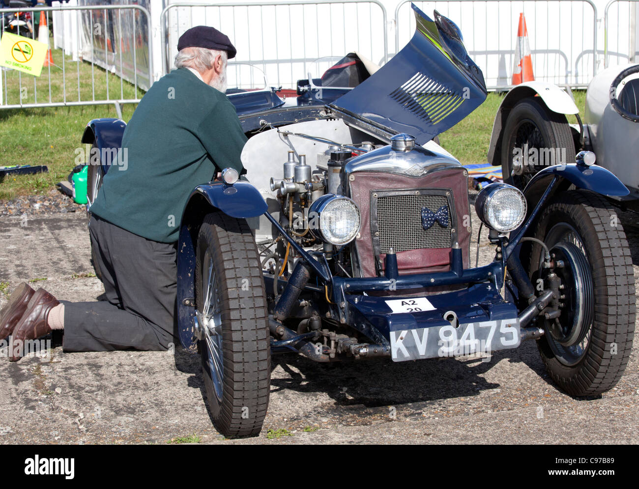 Uomo al lavoro su un 1934 riley ulster imp Foto Stock