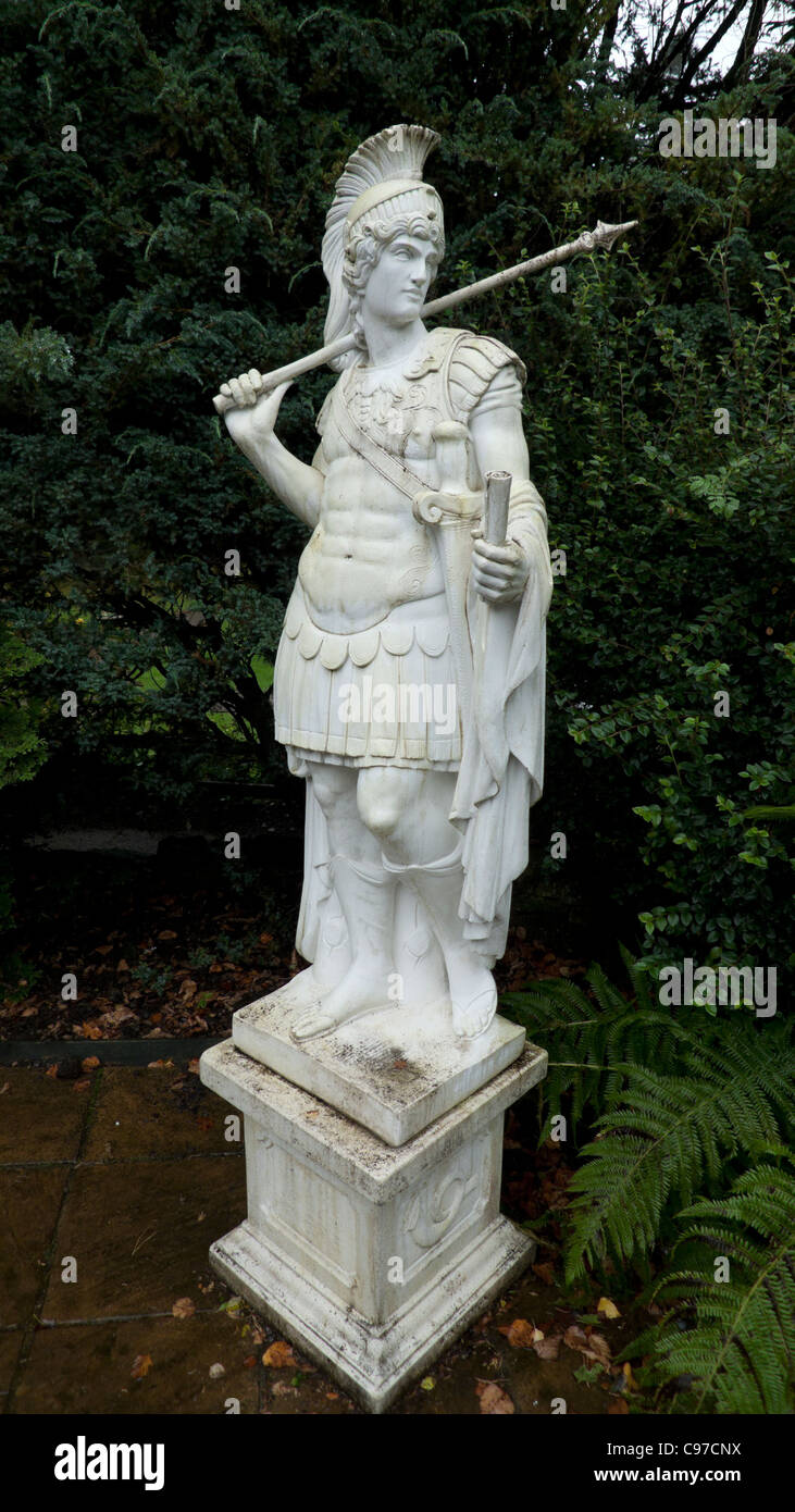Statua di un soldato romano al di fuori di Vindolanda Museo parete di Adriano Northumbria Regno Unito Inghilterra KATHY DEWITT Foto Stock