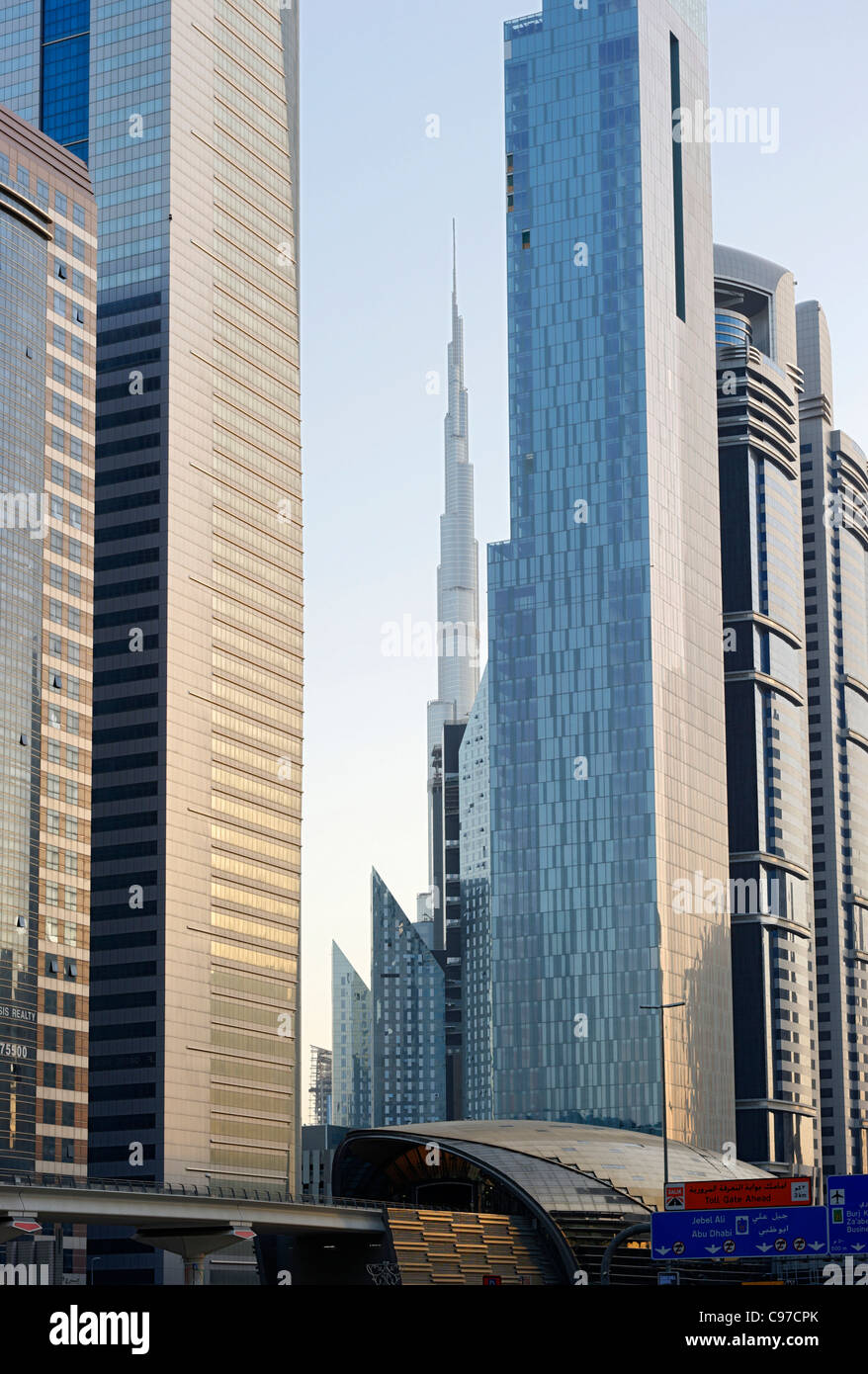 Impressioni di Sheikh Zayed Road, Al Satwa, Dubai, Emirati Arabi Uniti, Medio Oriente Foto Stock