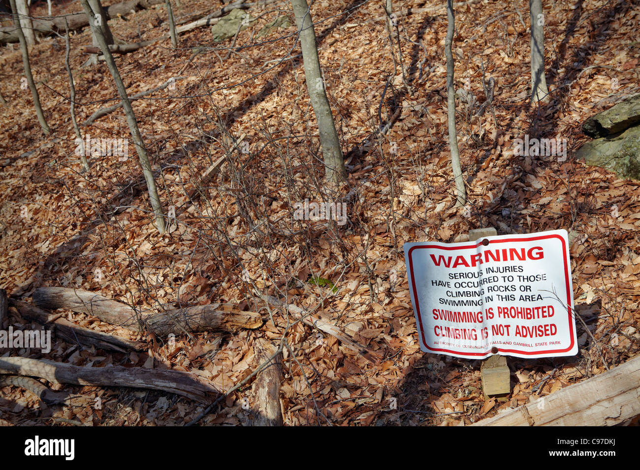 Un segnale di avvertimento posted in Cunningham Falls State Park, Thurmont, Maryland Foto Stock