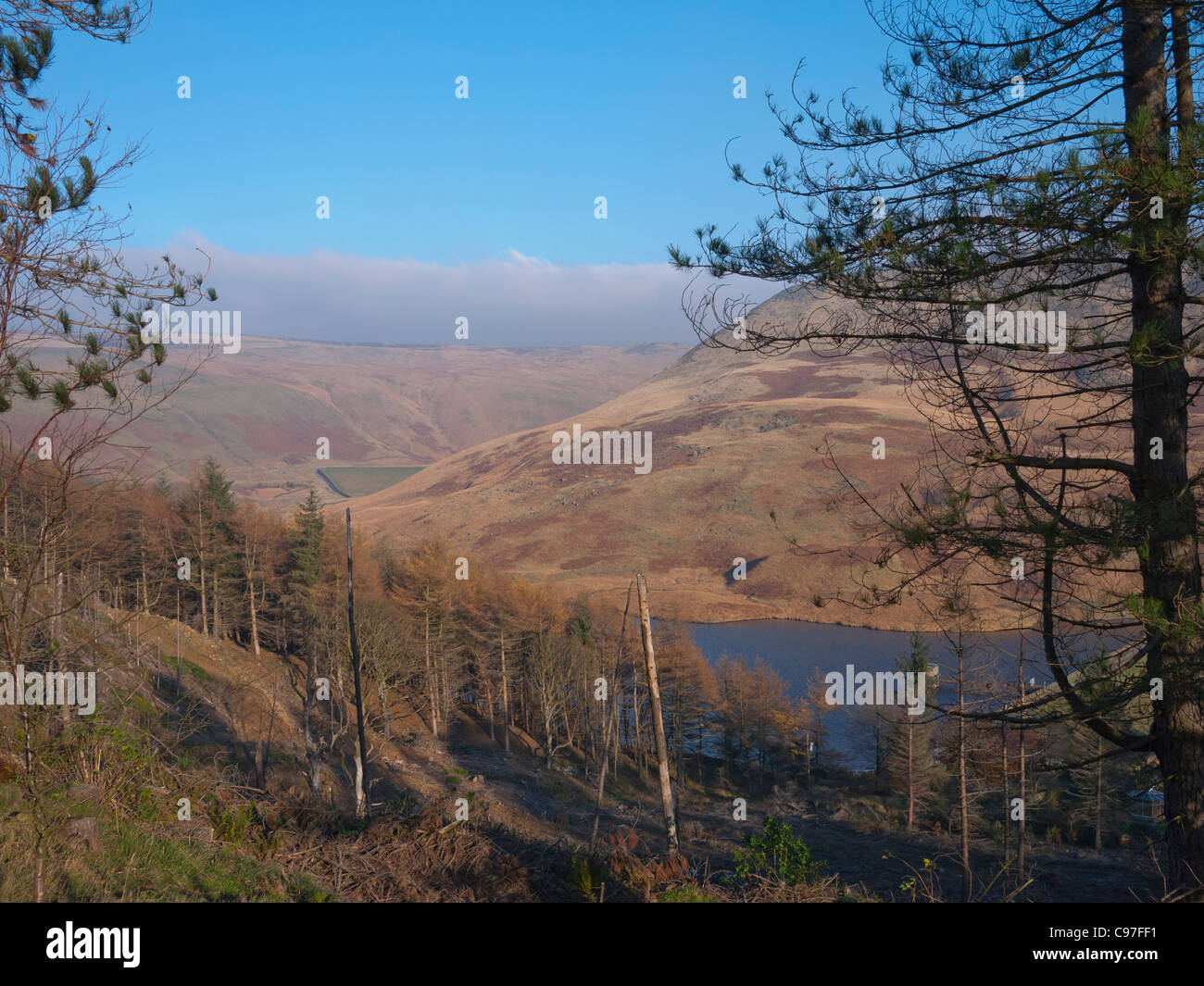 Guardando attraverso Yeoman Hey serbatoio e Saddleworth moor, Greenfield, Oldham, Lancashire, Inghilterra, Regno Unito. Foto Stock